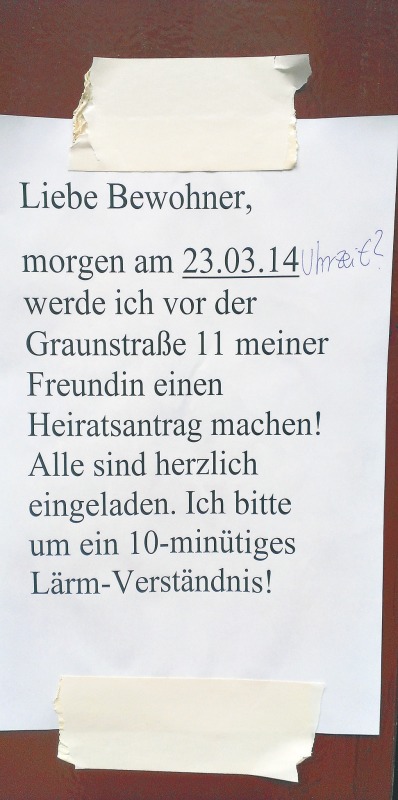 Zettel mit Lärm-Ankündigung