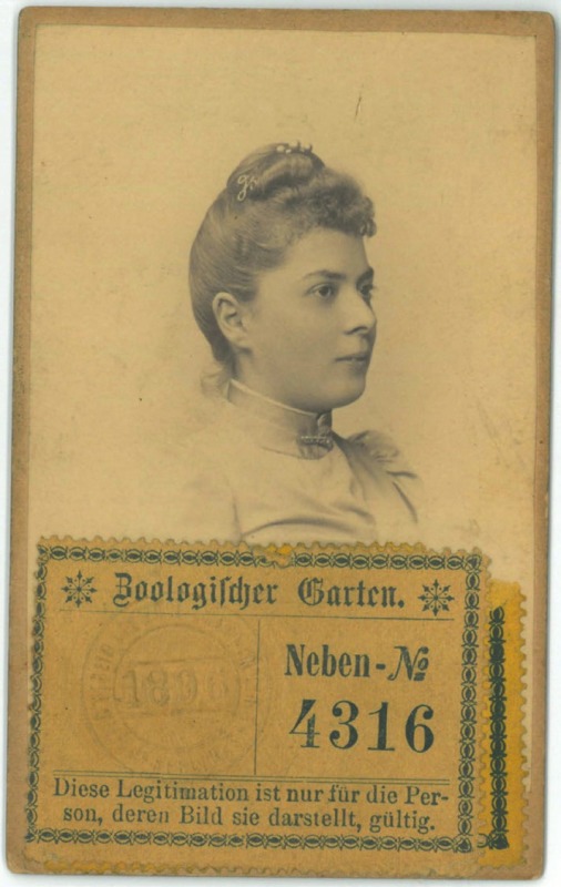 Dauereintrittskarte mit einer Frau, um 1900