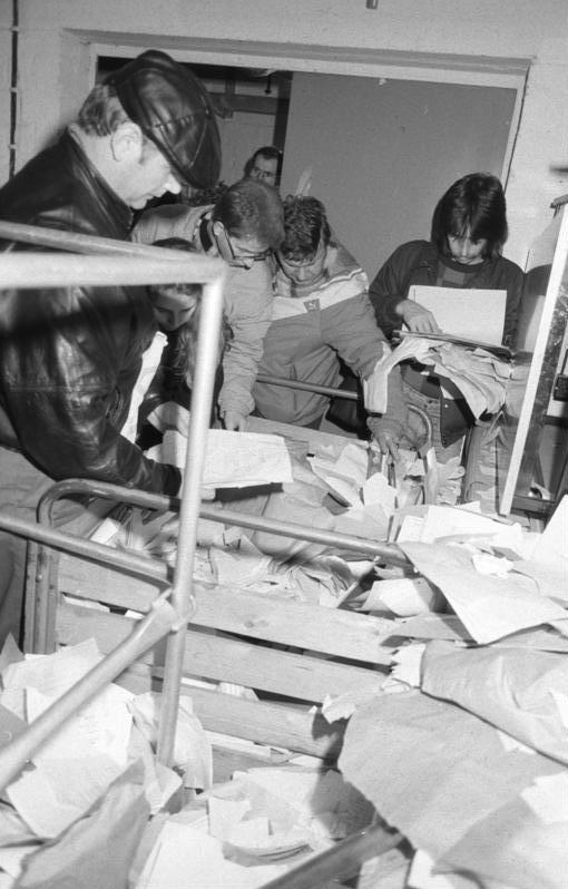 Demonstranten durchstöbern Akten und Unterlagen in der Stasi-Zentrale