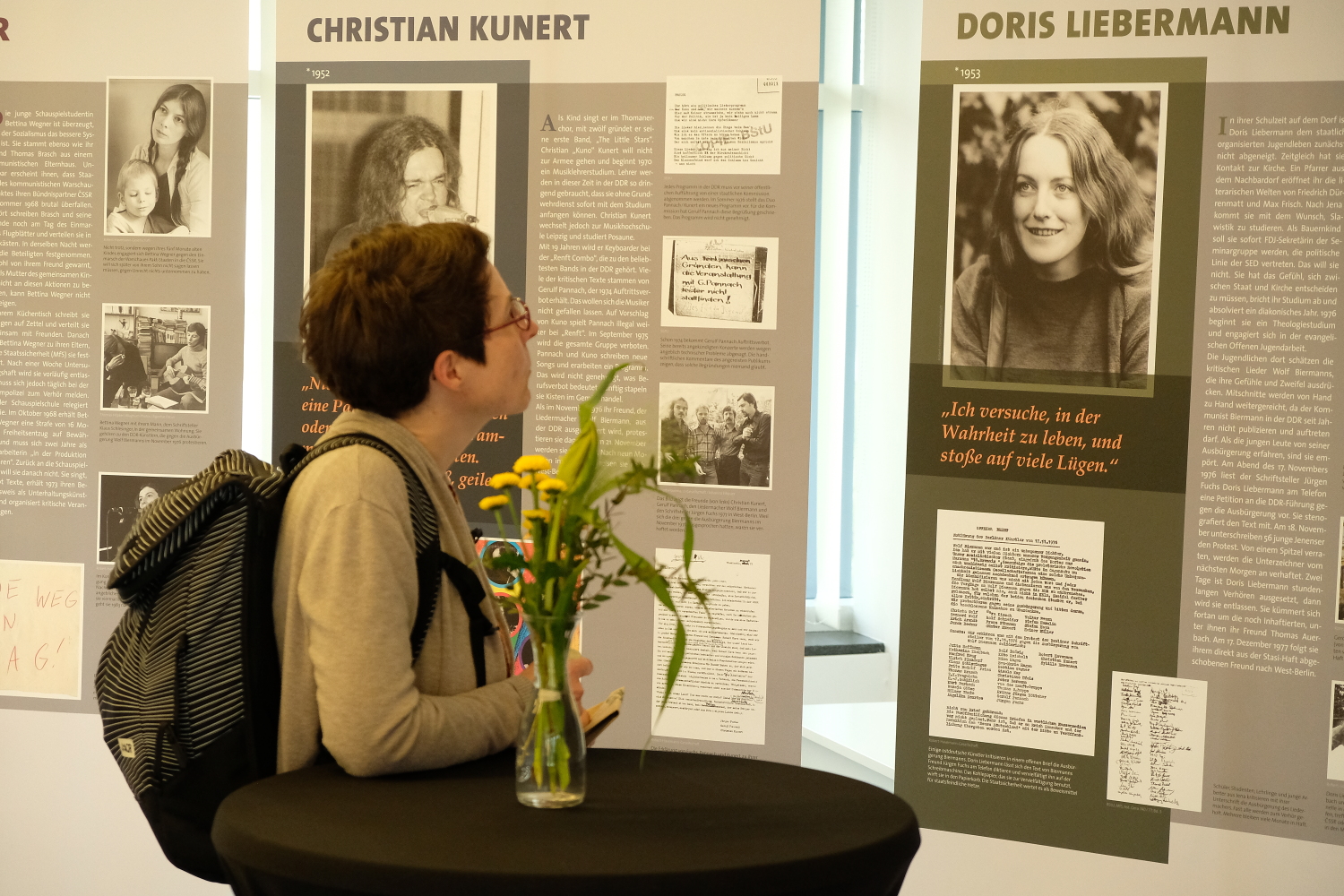 Frühjahrsempfang 2023 - Gast begutachtet die Ausstellung "Jugendopposition in der DDR" im Foyer des Berliner Aufarbeitungsbeauftragten
