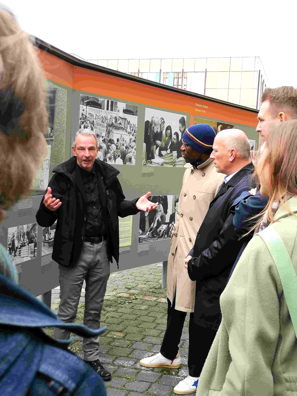 BAB Frank Ebert erläutert den Besuchern die Ausstellungstafeln 