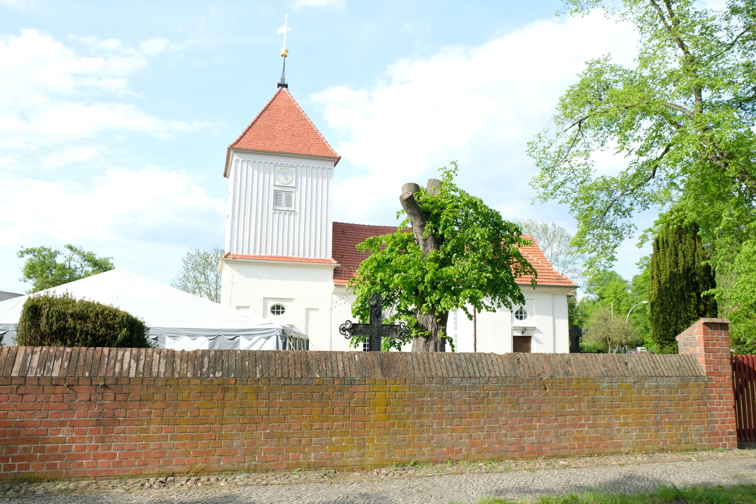 Die Dorfkirche Alt-Staaken lag zur Zeit der Teilung direkt am Grenzstreifen