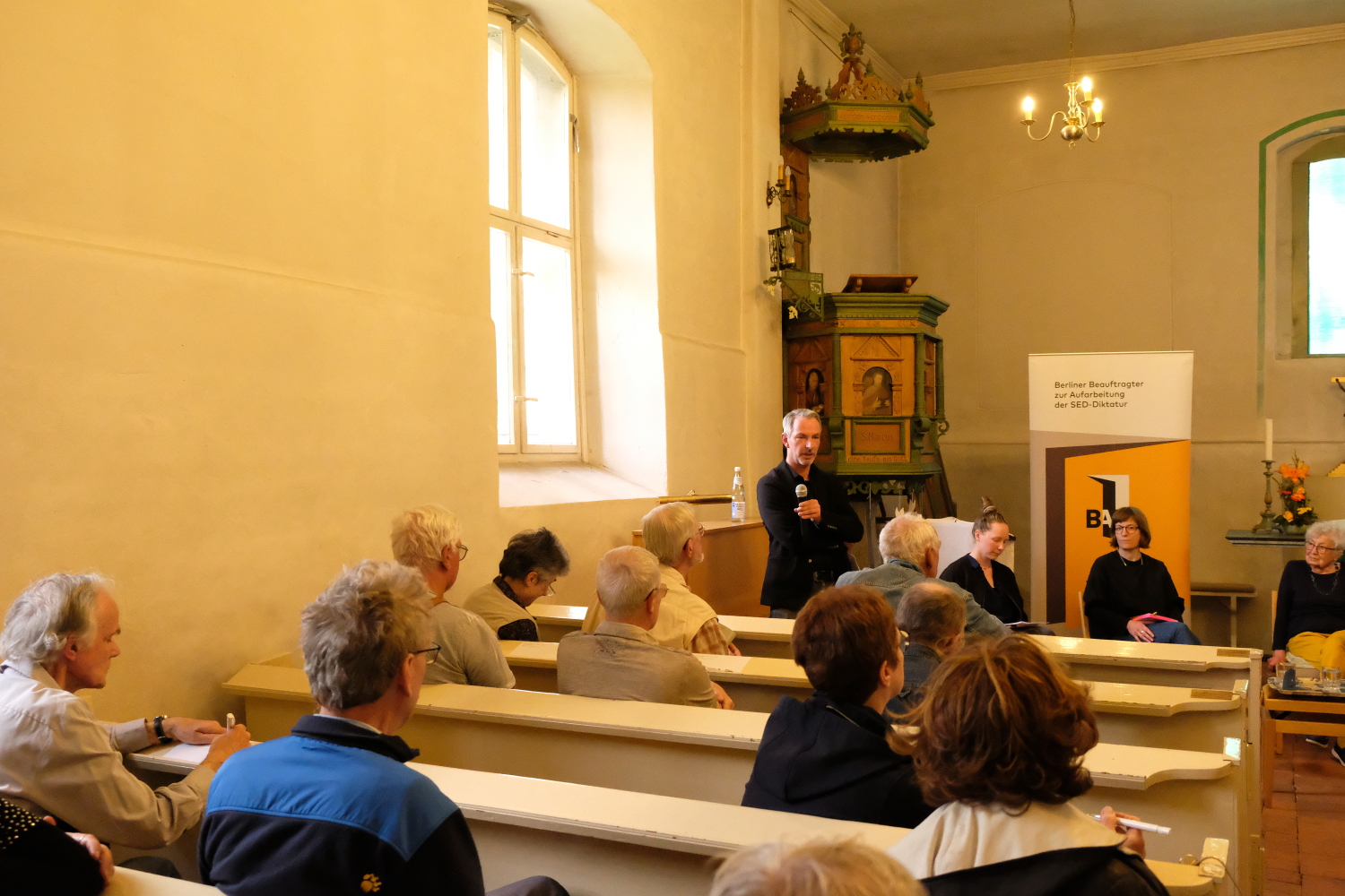 Der Berliner Aufarbeitungsbeauftragte Frank Ebert begrüßte das Publikum beim Kiezgespräch in Staaken