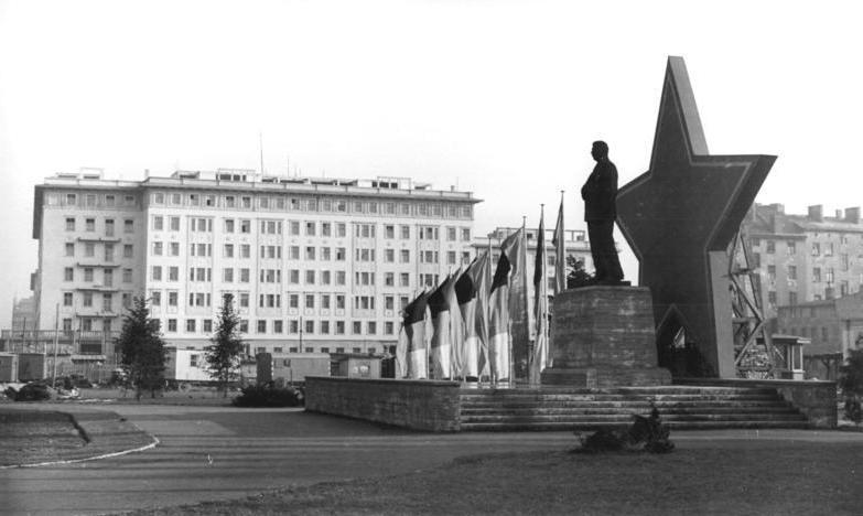 Berlin 1952: Im Monat der Deutsch-Sowjetischen Freundschaft ist die Stalinallee (später Karl-Marx-Allee) festlich geschmückt. Blick vom Kulturhaus der Bauarbeiter auf das Stalin-Denkmal und Block C-Süd.