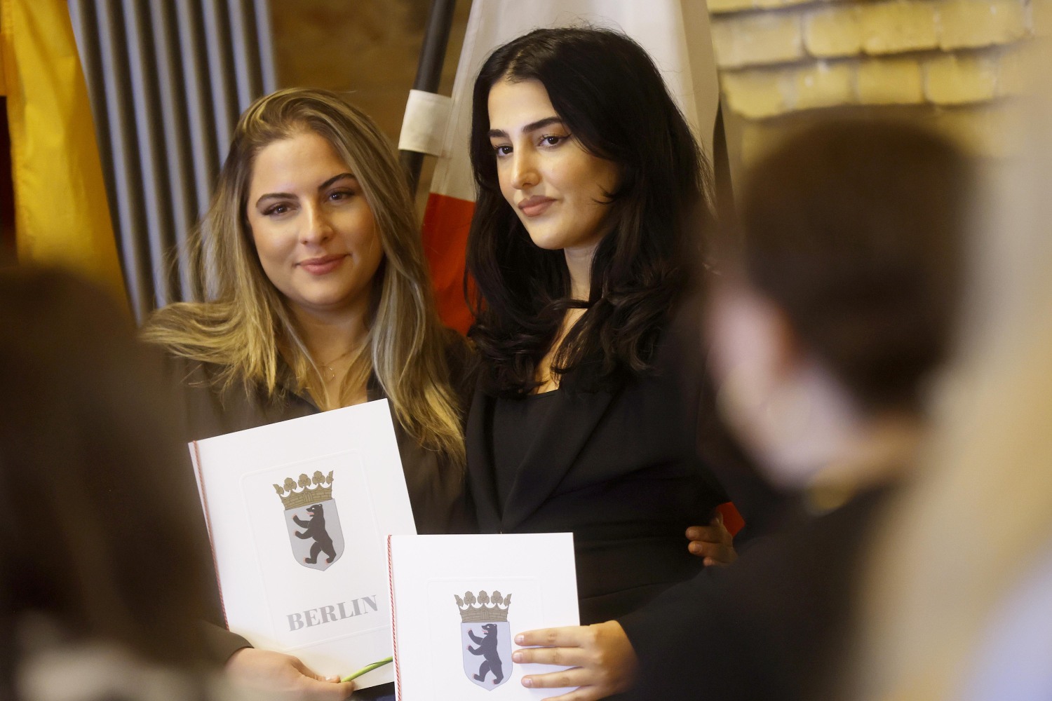 Zwei frisch ernannte Regierungsinspektorinnen