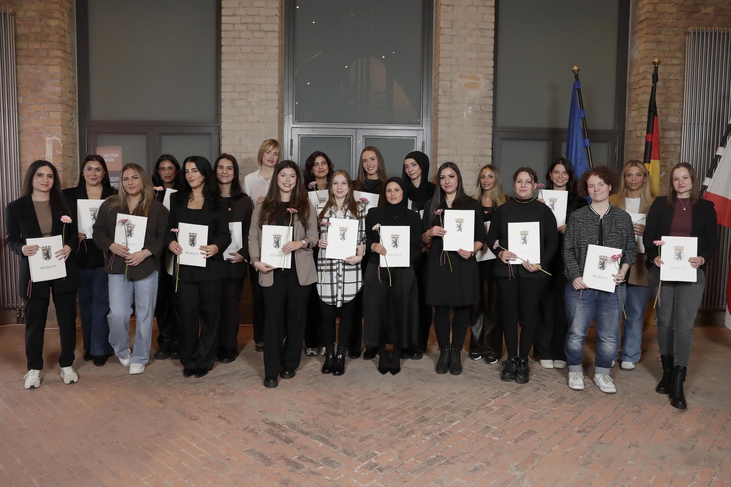 Gruppenbild der 20 Regierungsinspektorinnen im Turmfoyer