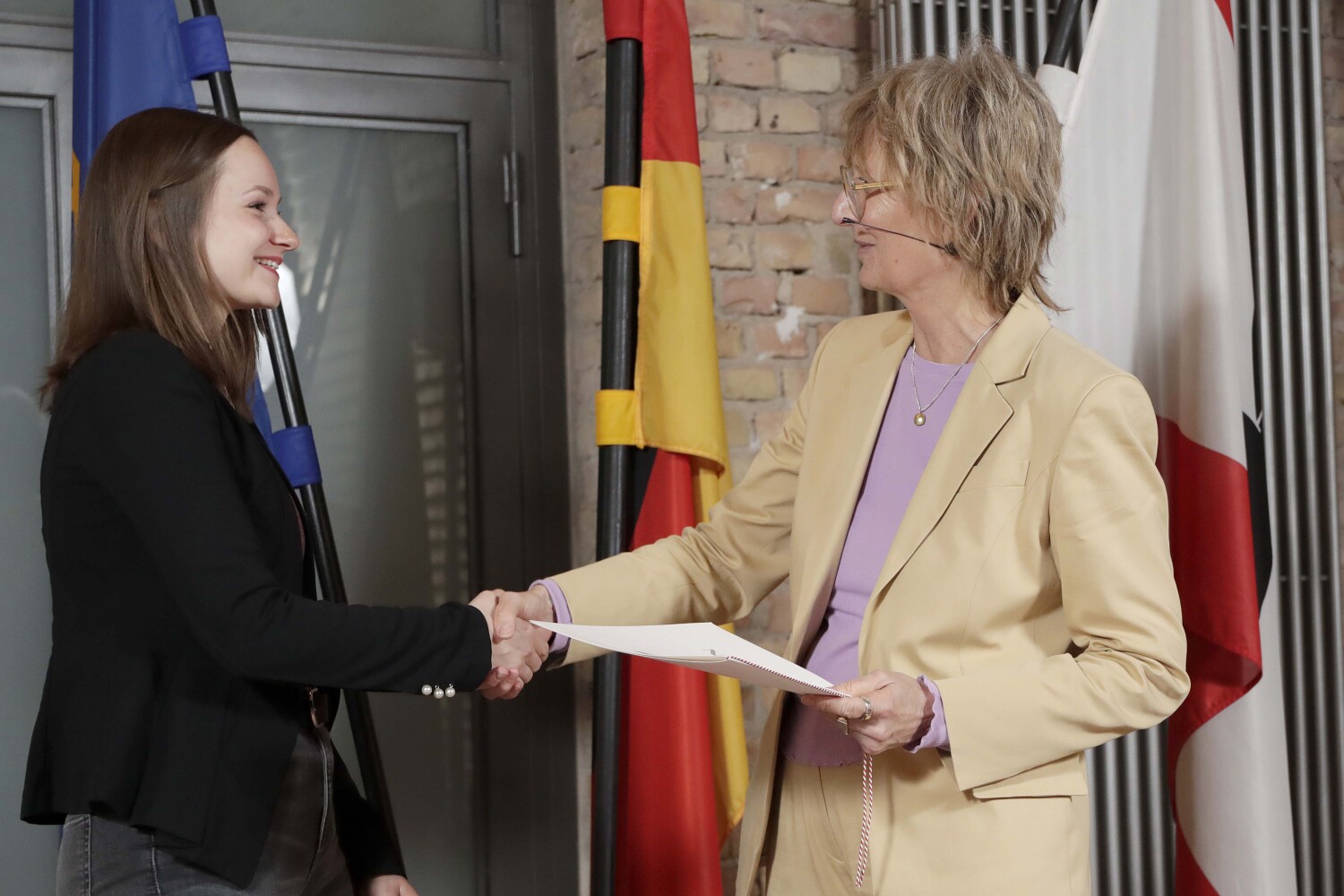 Übergabe der Ernennungsurkunde durch Christina Hansen an eine Regierungsinspektorin