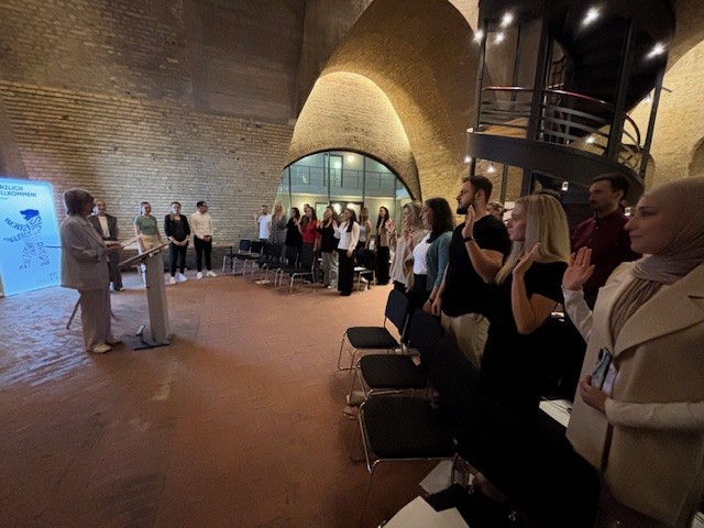 Die neuen Regierungsinspektoren (m/w/d) legen ihren Amtseid ab.