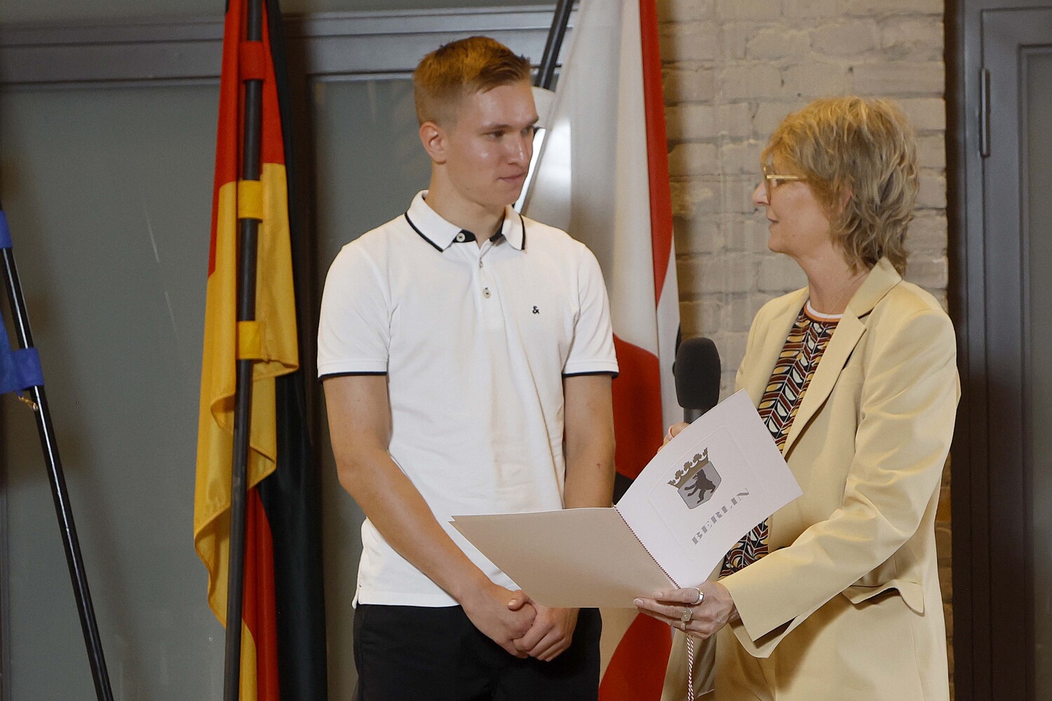 Feierliche Übergabe der Ernennungsurkunde durch Frau Hansen.