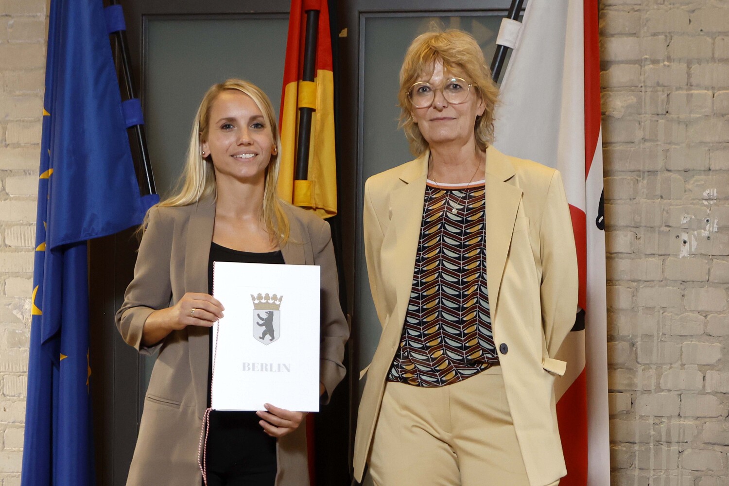 Und noch eine feierliche Übergabe der Ernennungsurkunde durch Frau Hansen.