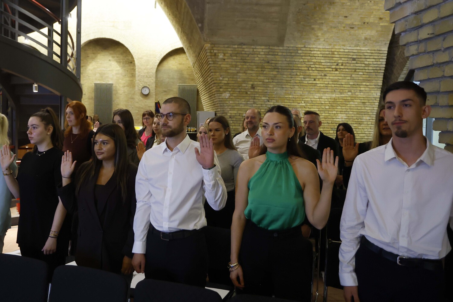 Die neuen Regierungssekretäranwärter (w/m/d) legen ihren Amtseid ab.