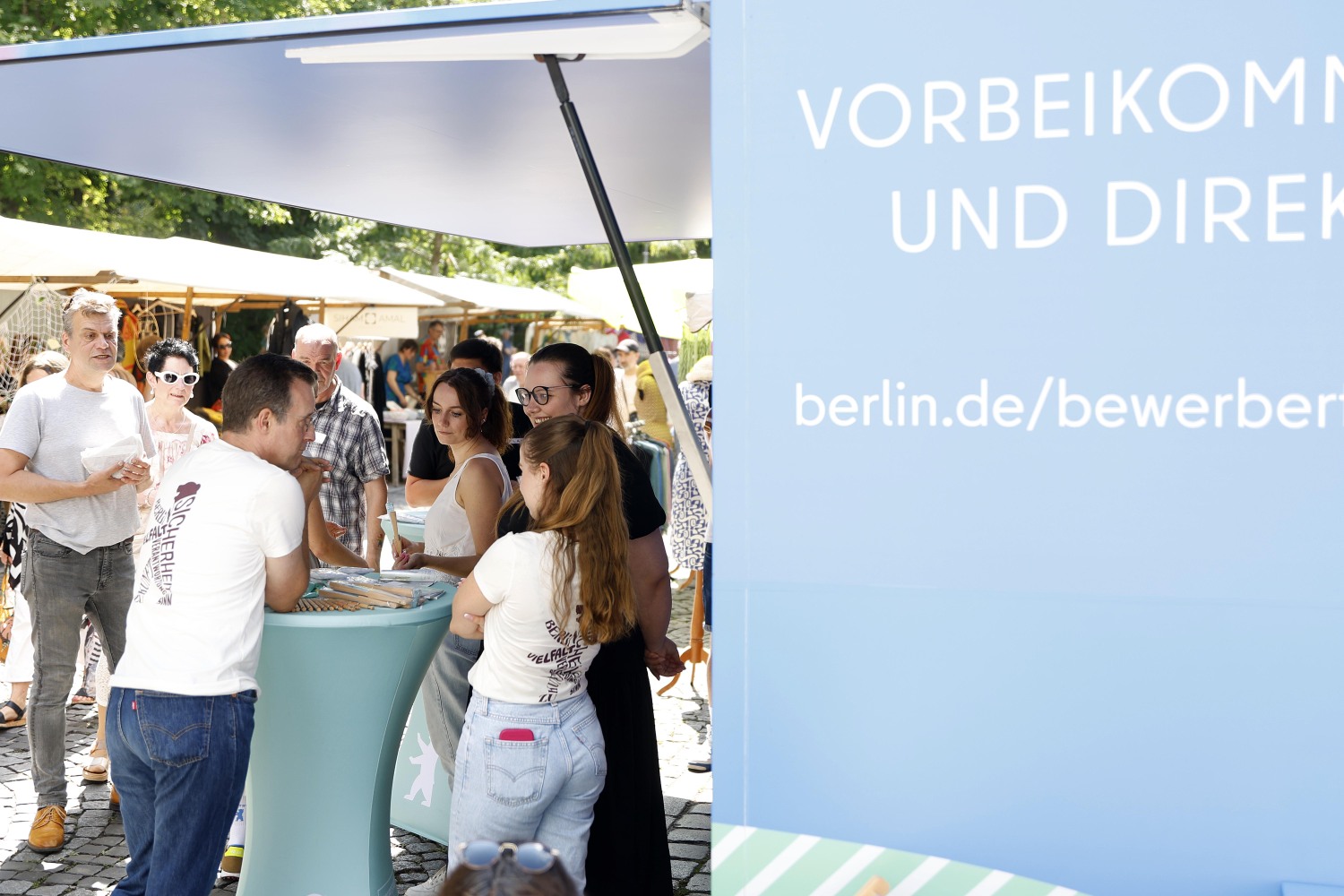 Das Beraterteam steht für Anfragen bereit.