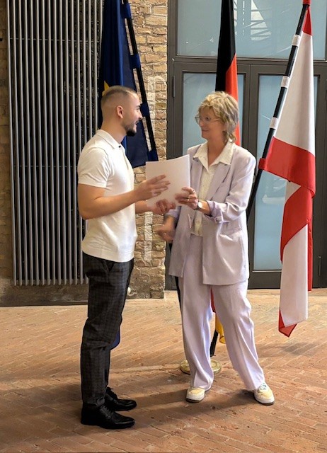 Und noch eine feierliche Übergabe der Ernennungsurkunde durch Frau Hansen