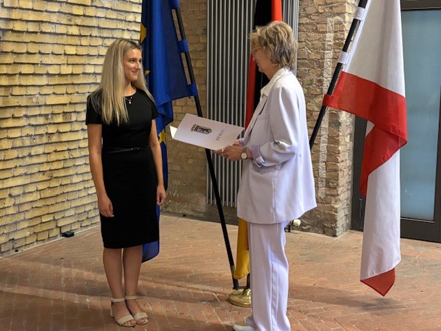 Eine weitere feierliche Übergabe der ernennungsurkunde durch Frau Hansen.