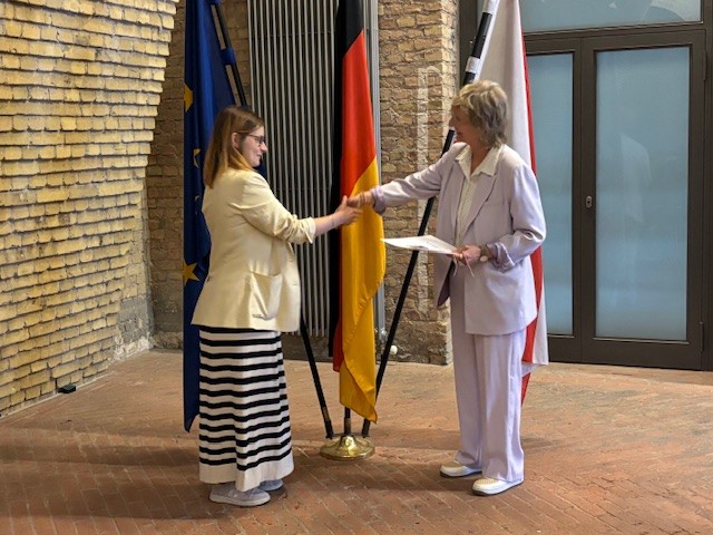 Feierliche Übergabe der Ernennungsurkunde durch Frau Hansen