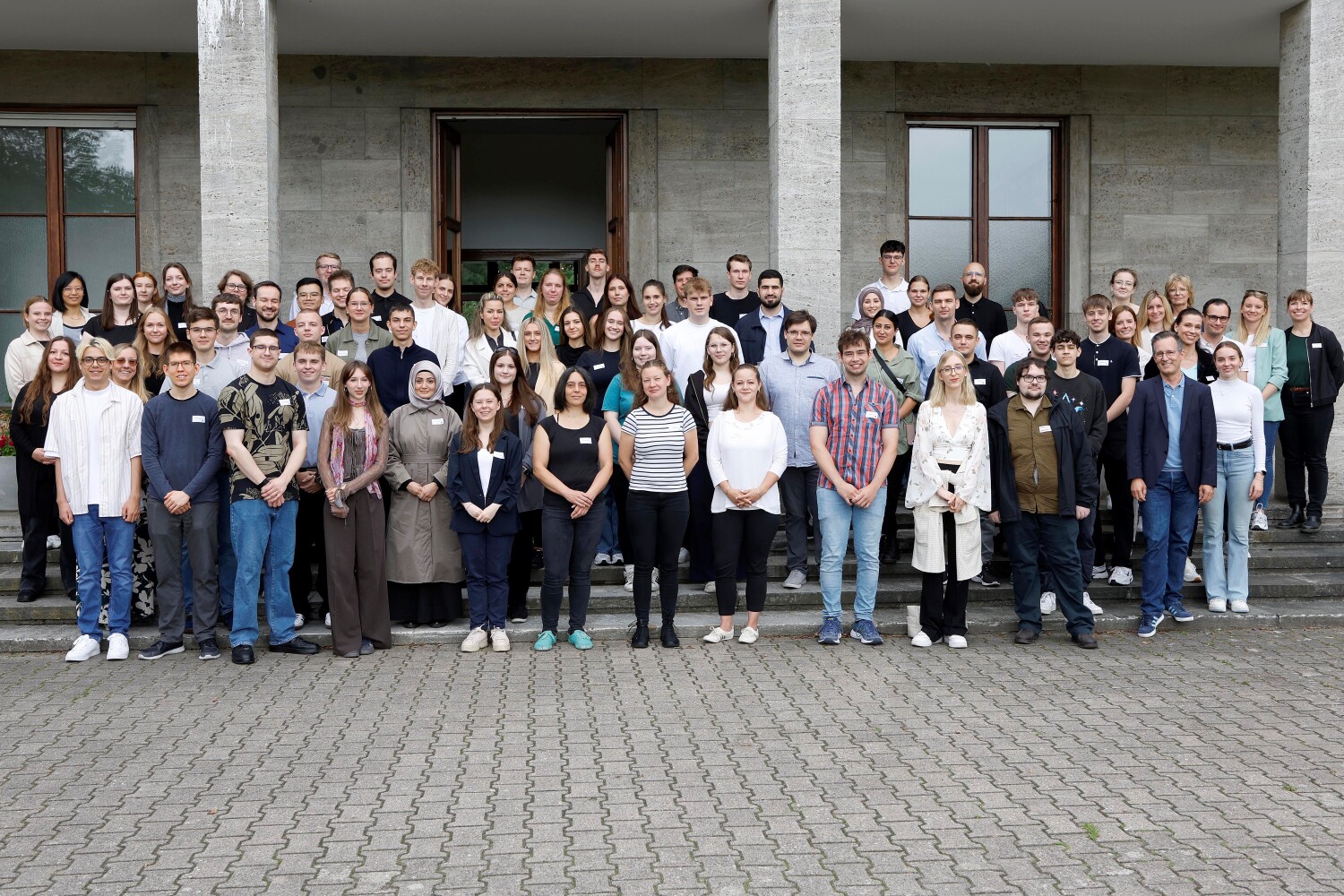 Gruppenbild mit allen Teilnehmern (8w/m/d)
