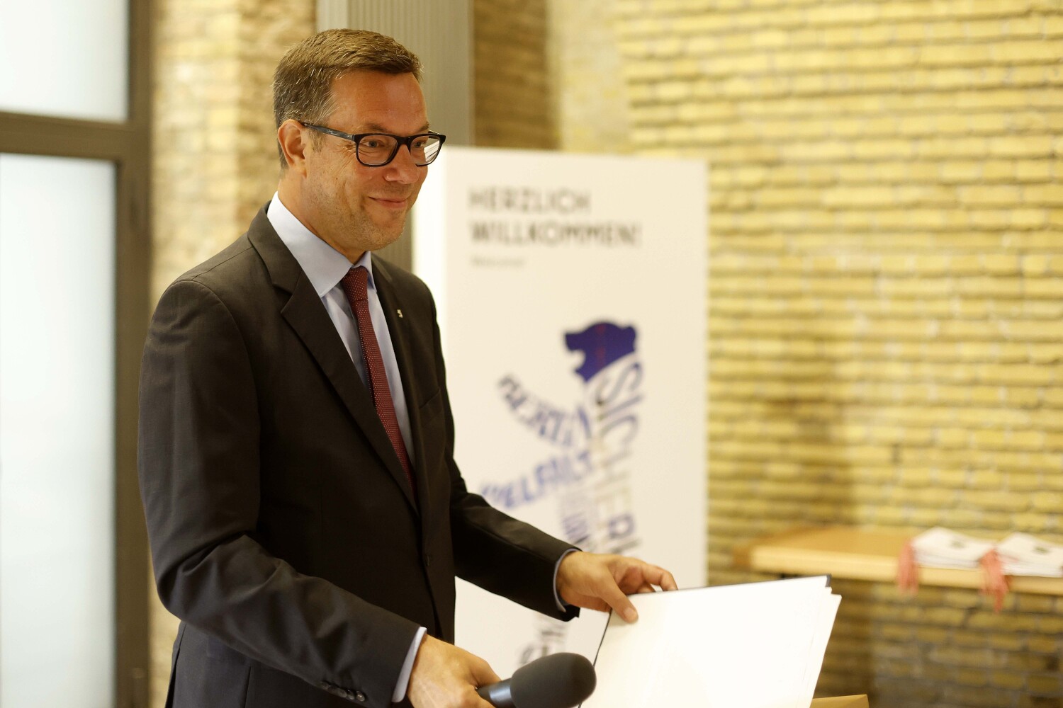 Staatssekretär für Inneres, Christian Hochgrebe, eröffnet die Veranstaltung.