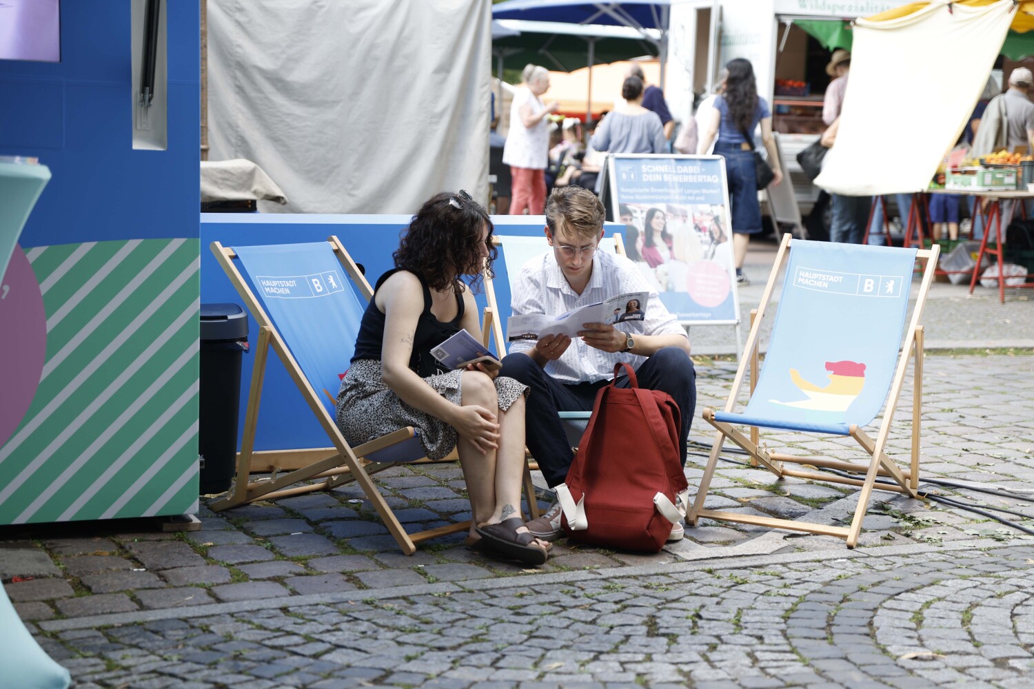 Auch Sonnenstühle gehören zum Stand der SenInnSport dazu.