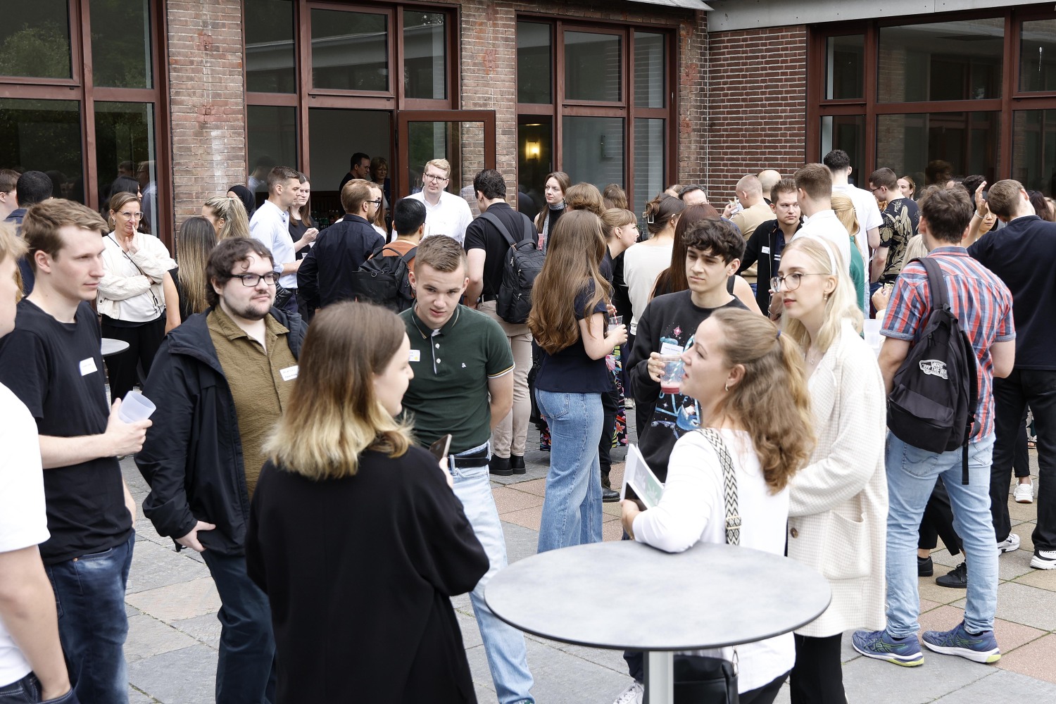 Die Nachwuchskräfte (w/m/d) im Gespräch auf der Terrasse der Villa am Olympiapark