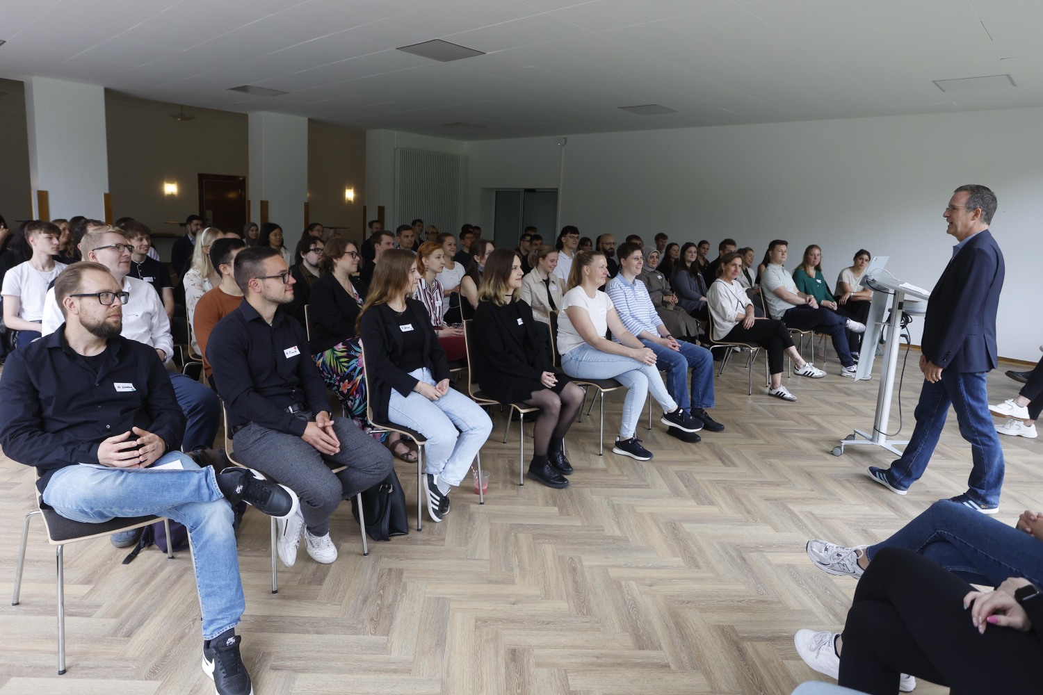 Hr. Buske (stellvertretender Referatsleiter) eröffnet den Kennenlerntag