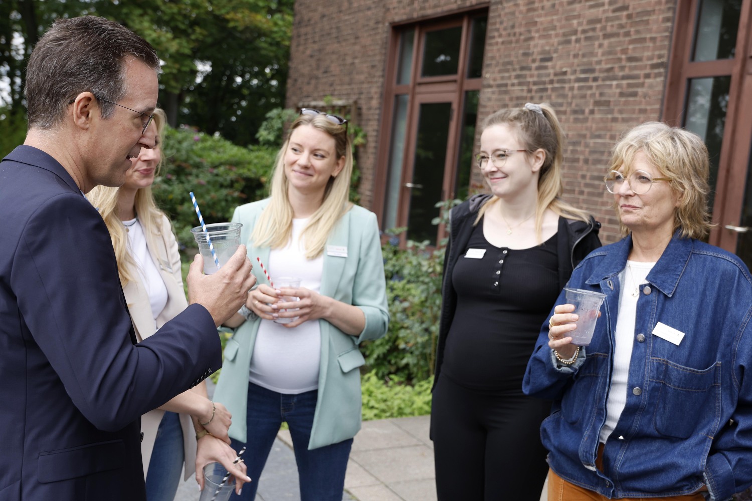 Herr Buske (Gruppenleiter) im Gespräch mit seinen Mitarbeiterinnen und Frau Hansen( Referatsleiterin ZSB)