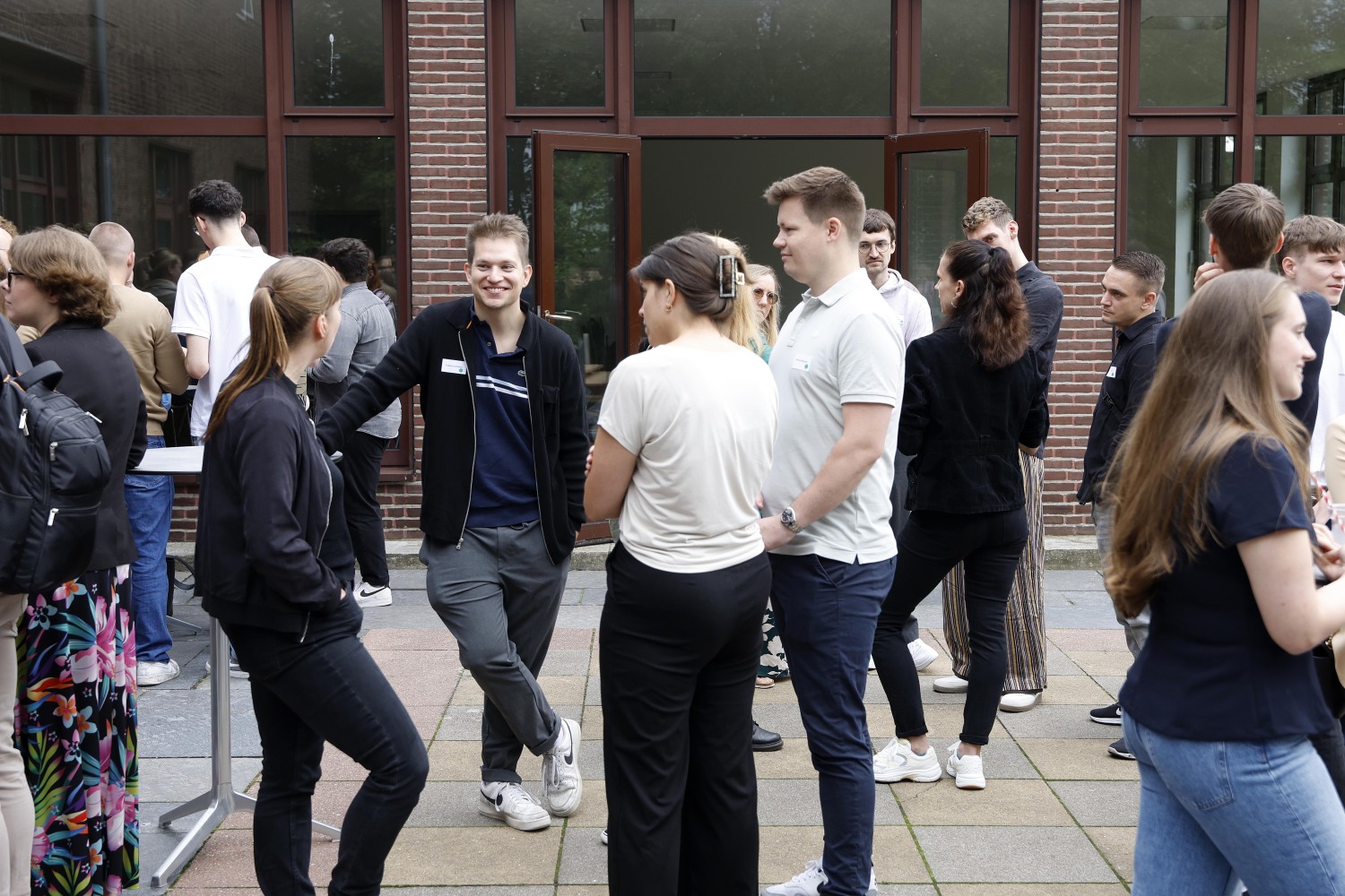 Trainees (w/m/d) im Gespräch mit Frau Wild aus dem Fachbereich gehobene Verwaltungsebene