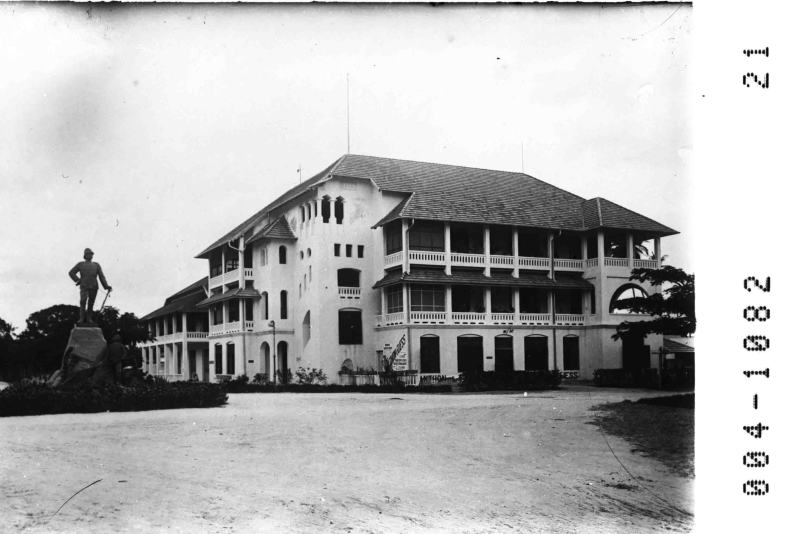 Bismarckplatz mit Wissmann-Denkmal in Daressalam