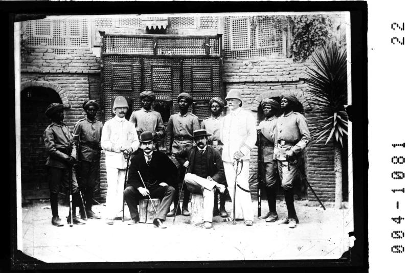 Eine Sektion der "Wissmanntruppe" - offizielle Deutsche Schutztruppe in Ostafrika mit einem "eingeborenen" Offizier (rechts) 1889 / vorn sitzend: - Wissmann mit Oberleutenant Schaffer 