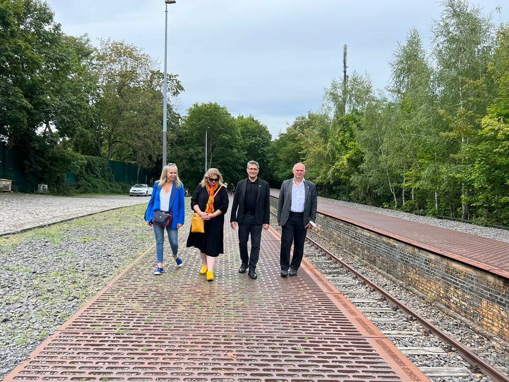 Die Delegation aus Karmiel mit Stadtrat Wagner am Gleis 17.