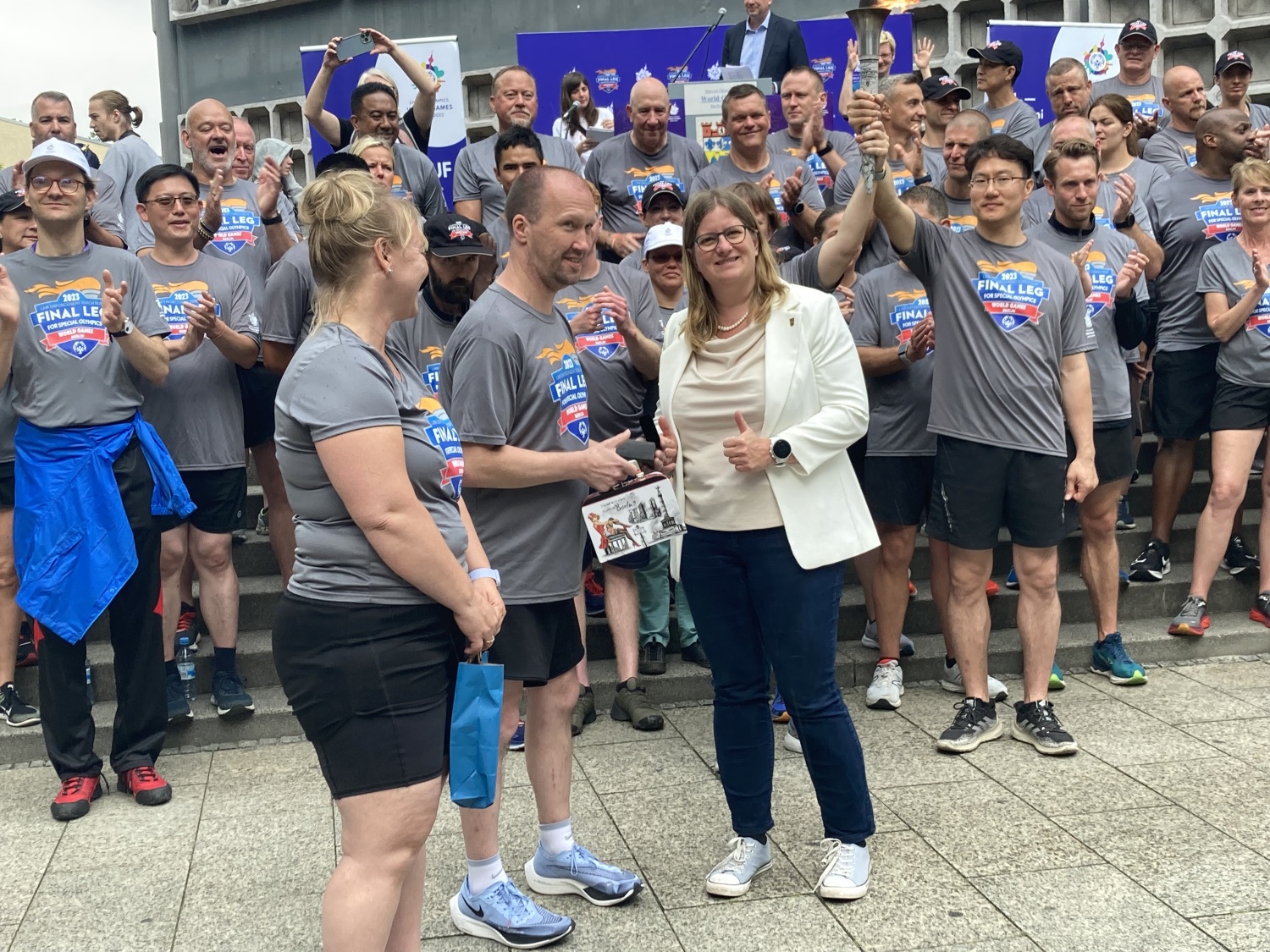 Fackellauf_SpecialOlympics_170623_Frau HSS übergibt Geschenk