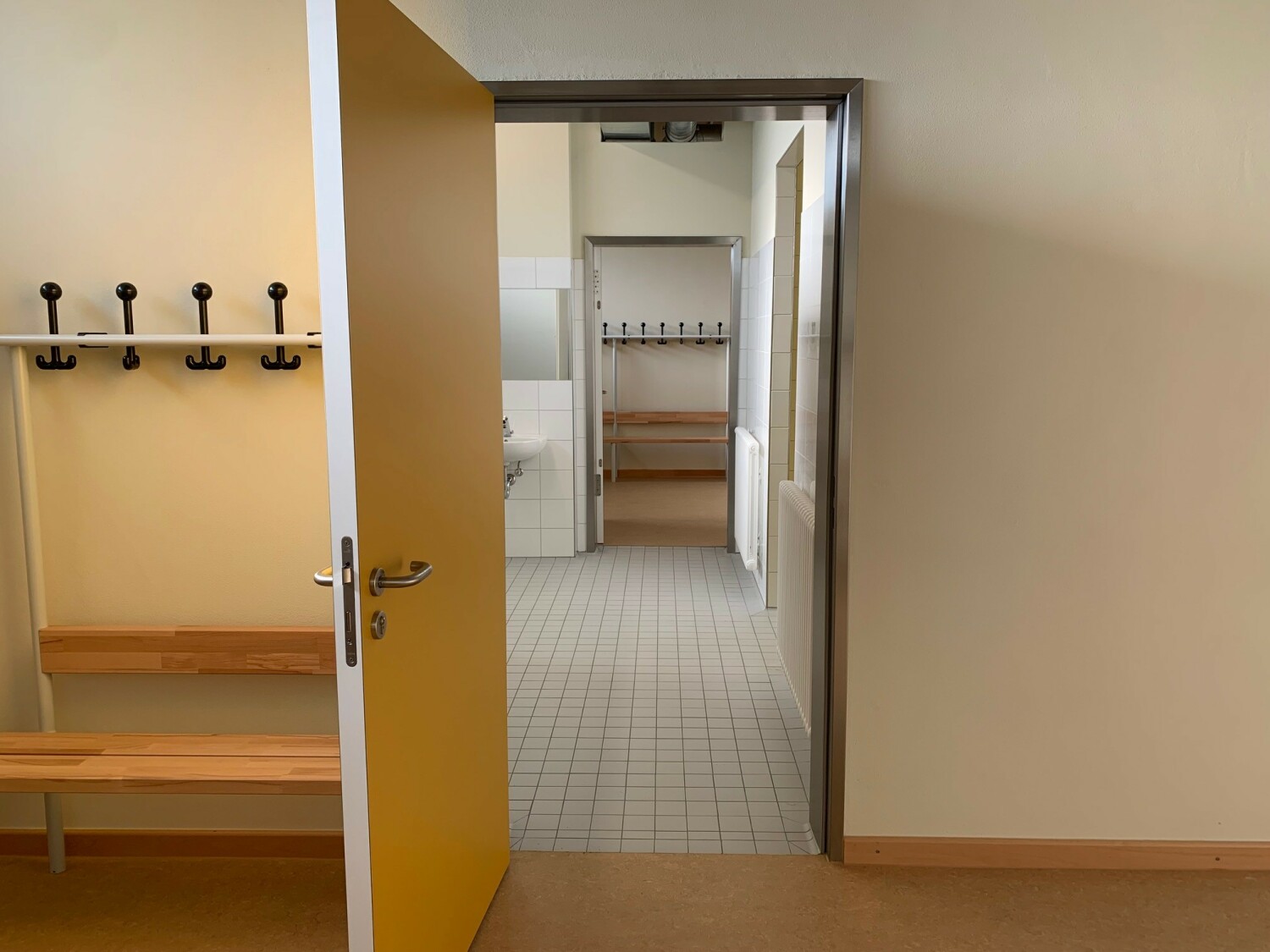 Innenräume des Gebäudes: Eingangsbereich zu den Duschen und Toiletten