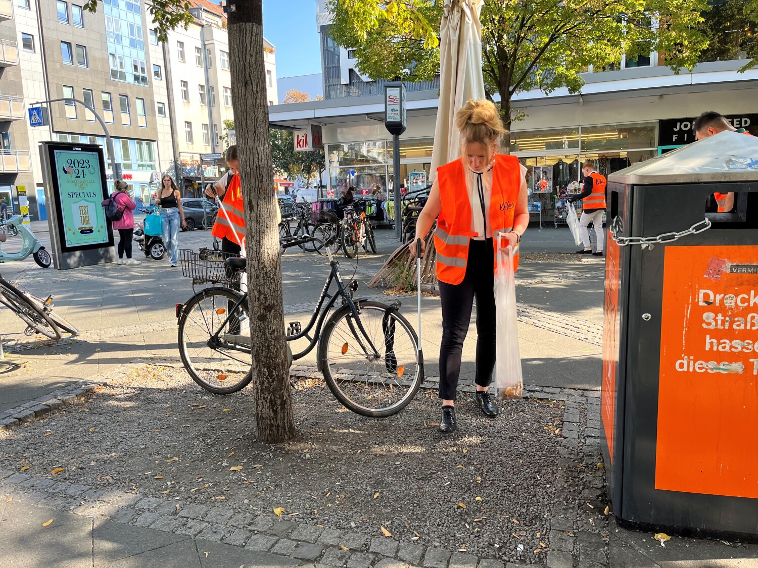 Kehrday - Kirstin Bauch sammelt Müll an der Wilmersdorfer Straße auf