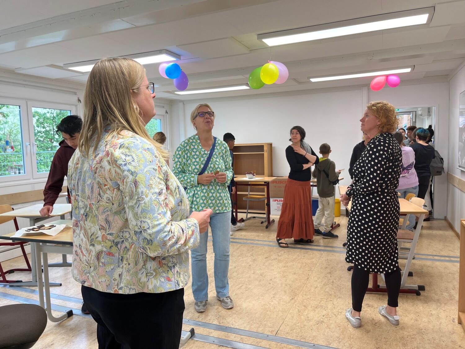 Bildungsstadträtin Heike Schmitt-Schmelz weiht neue Pavillon-Klassenräume der Ernst-Adolf-Eschke-Schule ein