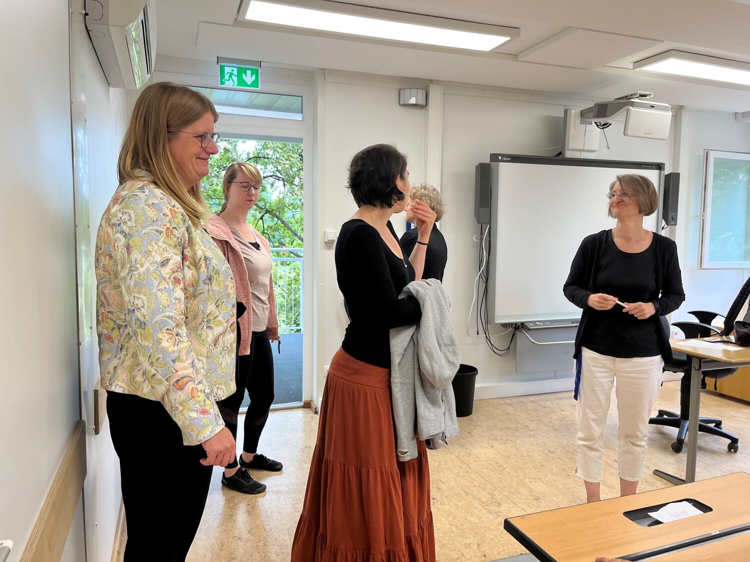 Bildungsstadträtin Heike Schmitt-Schmelz weiht neue Pavillon-Klassenräume der Ernst-Adolf-Eschke-Schule ein