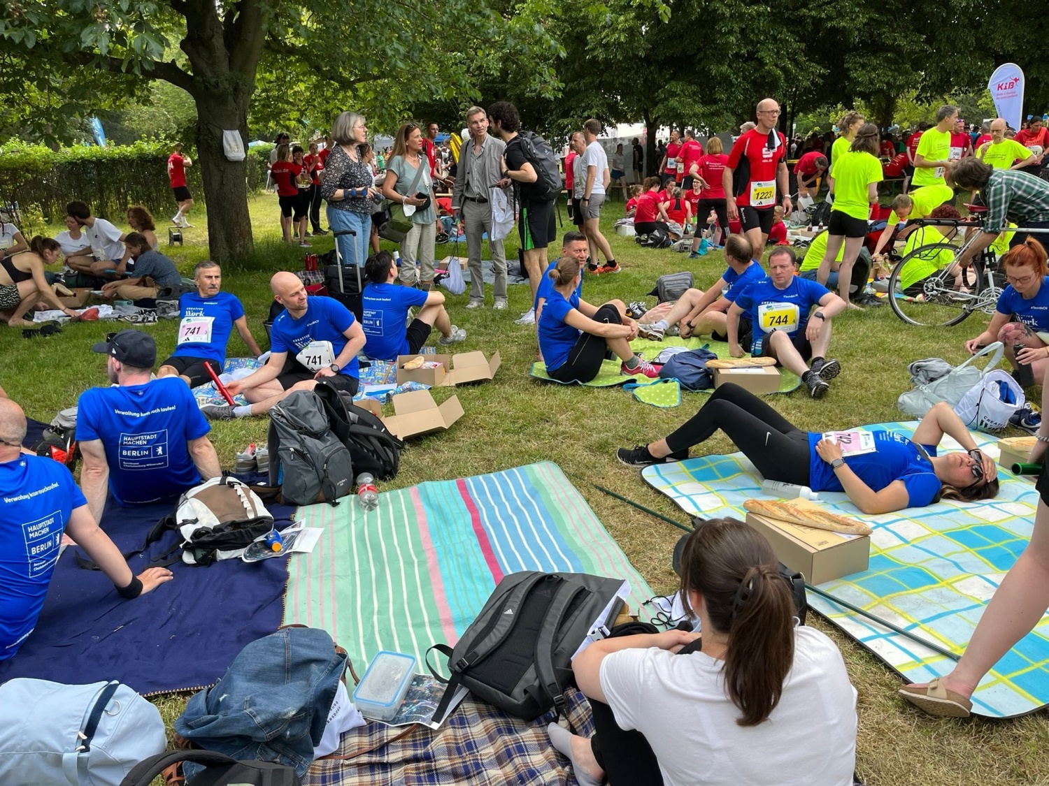 Verwaltung kann auch laufen - Mitarbeitende des Bezirksamts nehmen an TEAM-Staffellauf teil