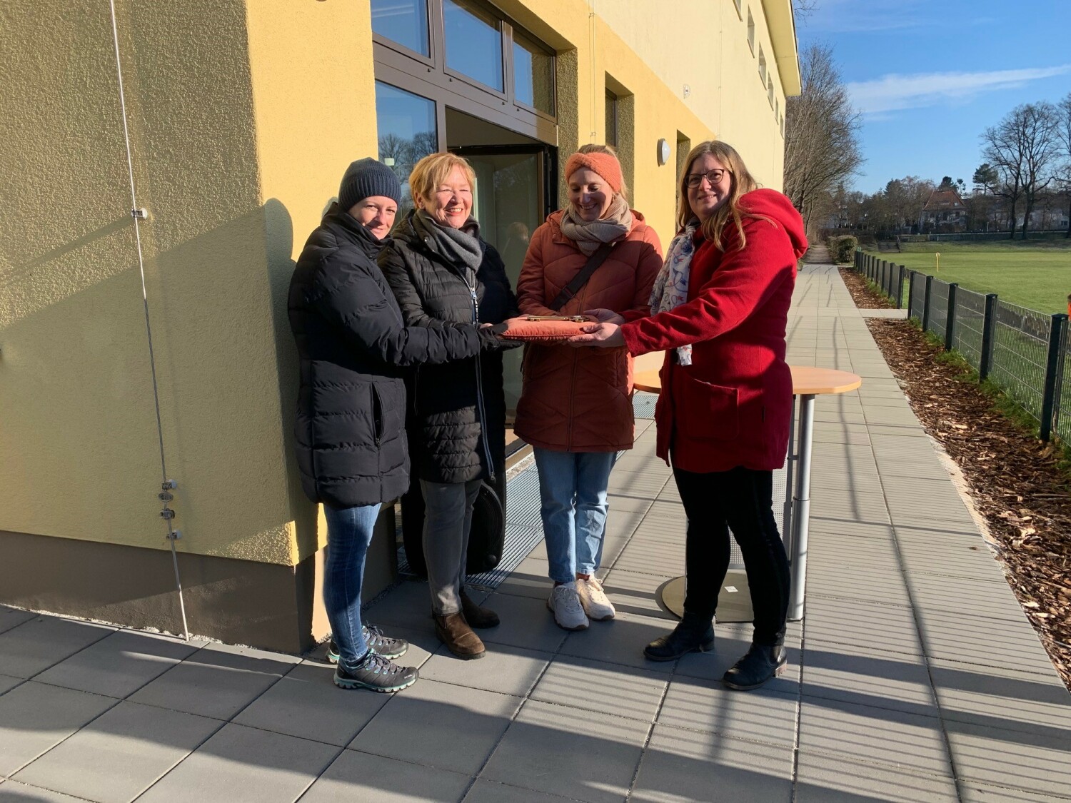 Symbolische Schlüsselübergabe durch Bezirksstadträtin Heike Schmitt-Schmelz
