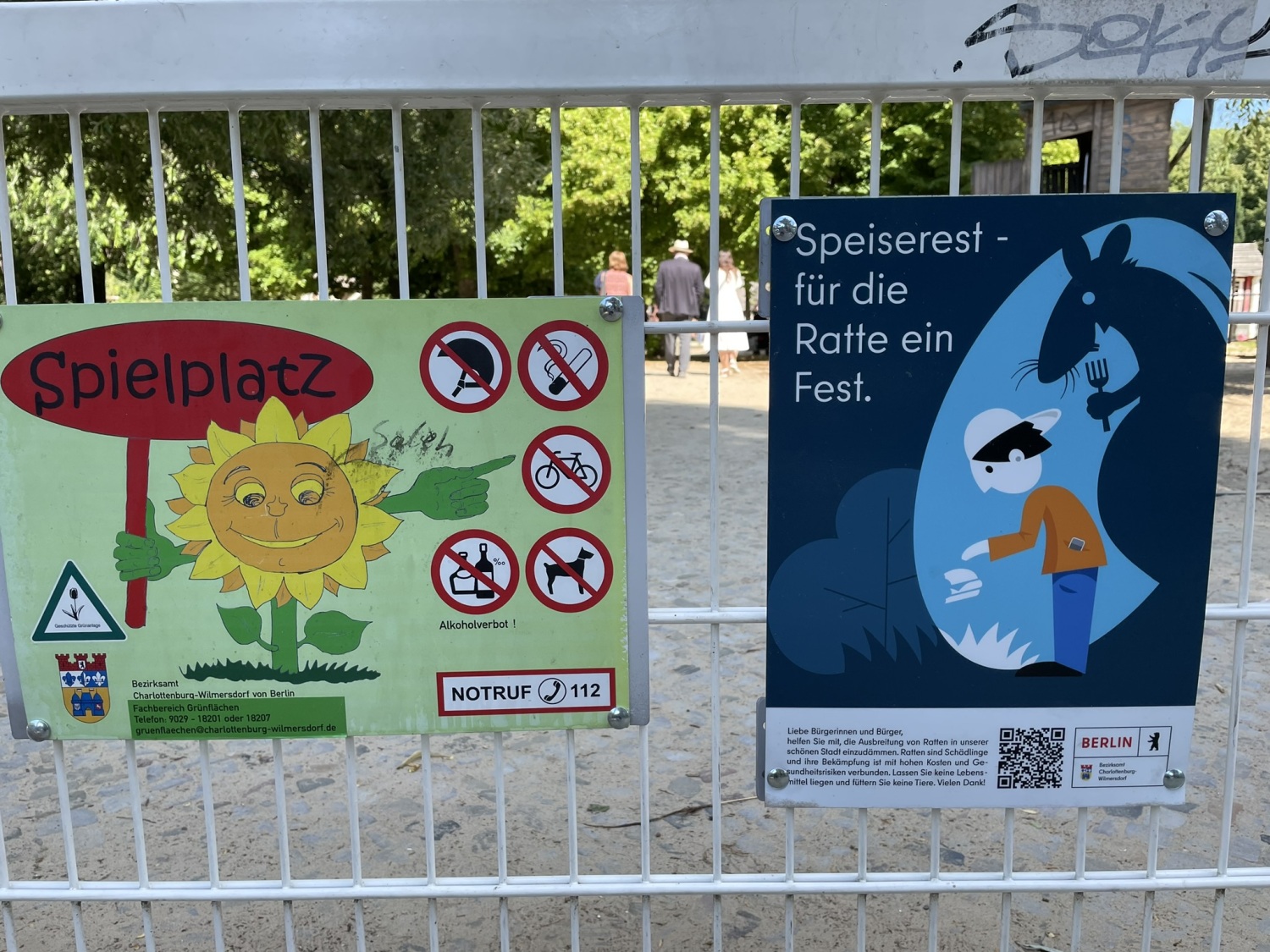Hinweisschild Rattenkampagne am Spielplatz Klausenerplatz