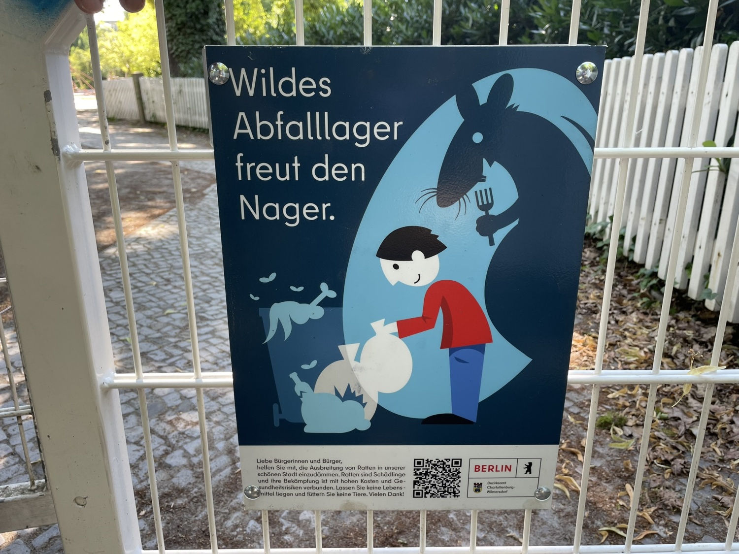 Hinweisschild Rattenkampagne am Spielplatz Klausenerplatz