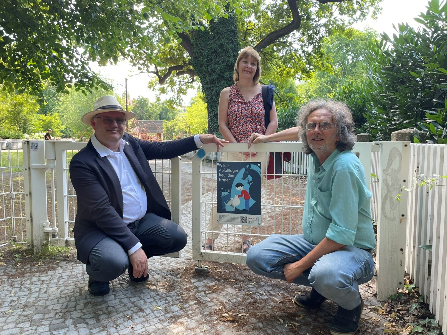 mit Stadtrat Detlef Wagner, die Leiterin des Gesundheitsamtes Dr. Nicoletta Wischnewski und Stadtrat Oliver Schruoffeneger (v.l.) stellen die Rattenkampagne vor