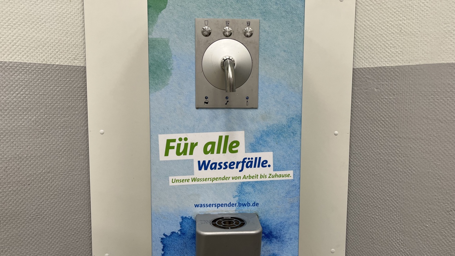 Wasserspender in der Friedensburg-Oberschule, Projekt des KJP Charlottenburg-Wilmersdorf
