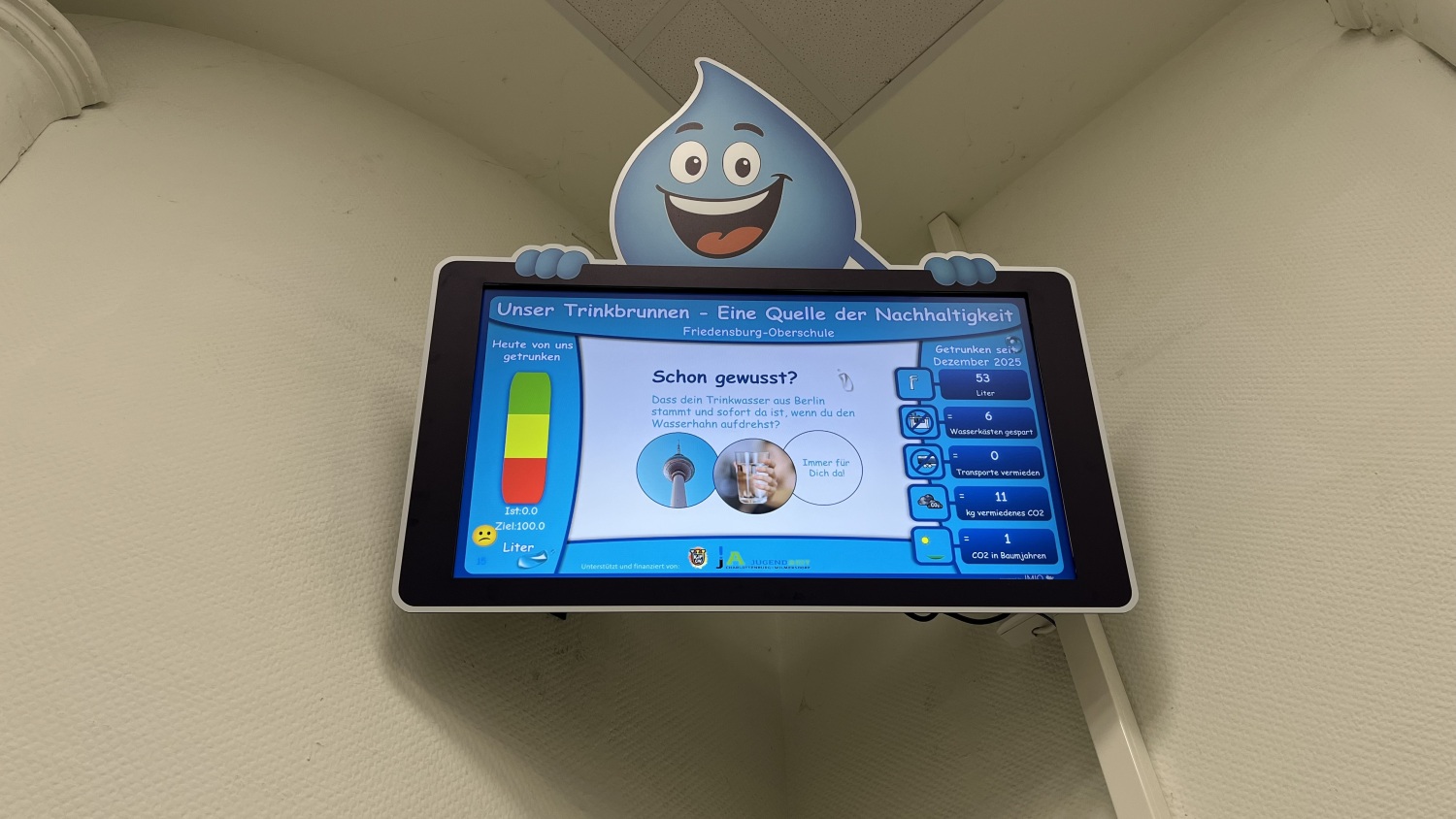 Info-Bildschirm der Wasserspender in der Friedensburg-Oberschule, Projekt des KJP Charlottenburg-Wilmersdorf