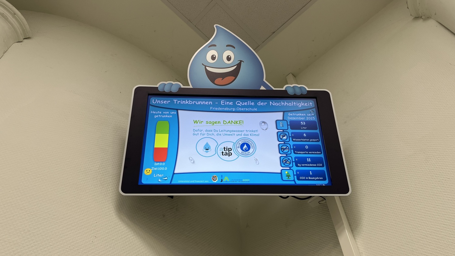 Info-Bildschirm der Wasserspender in der Friedensburg-Oberschule, Projekt des KJP Charlottenburg-Wilmersdorf