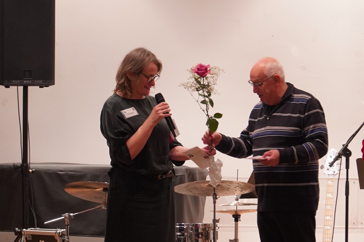 Bezirksstadträtin Astrid Duda bei der Verleihung der Ehrenamtskarten 2025