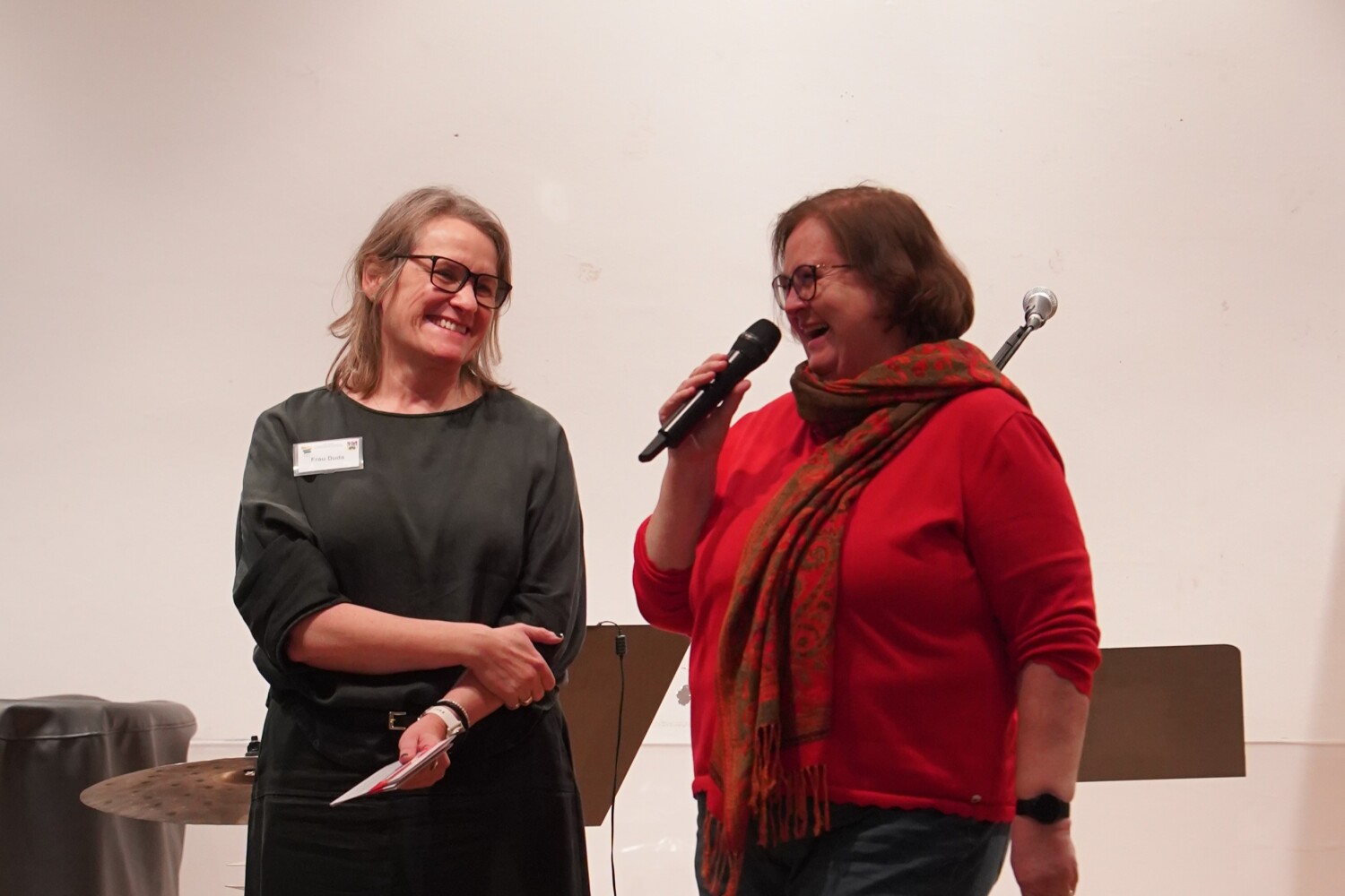 Bezirksstadträtin Astrid Duda bei der Verleihung der Ehrenamtskarten 2025