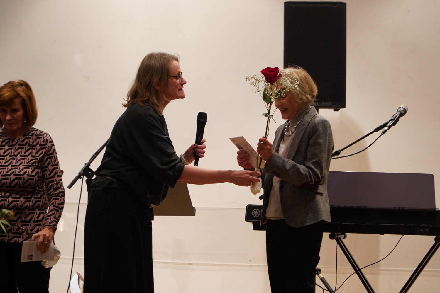 Bezirksstadträtin Astrid Duda bei der Verleihung der Ehrenamtskarten 2025