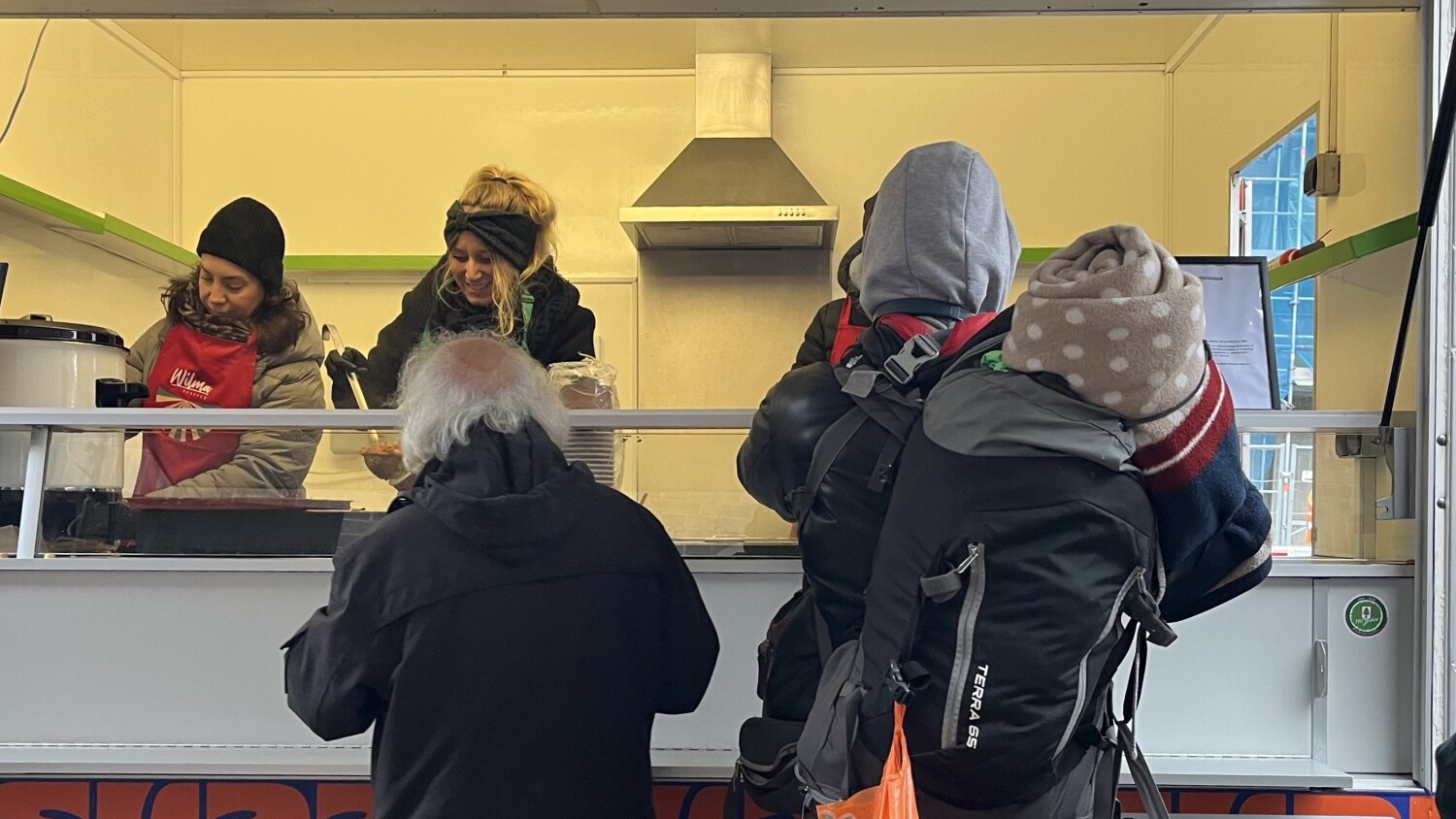 Bezirksbürgermeisterin Kirstin Bauch mit dem Team der WILMA Shoppen bei der Aktion "Suppe auf Achse" bei der Bahnhofsmission am Bahnhof Zoo