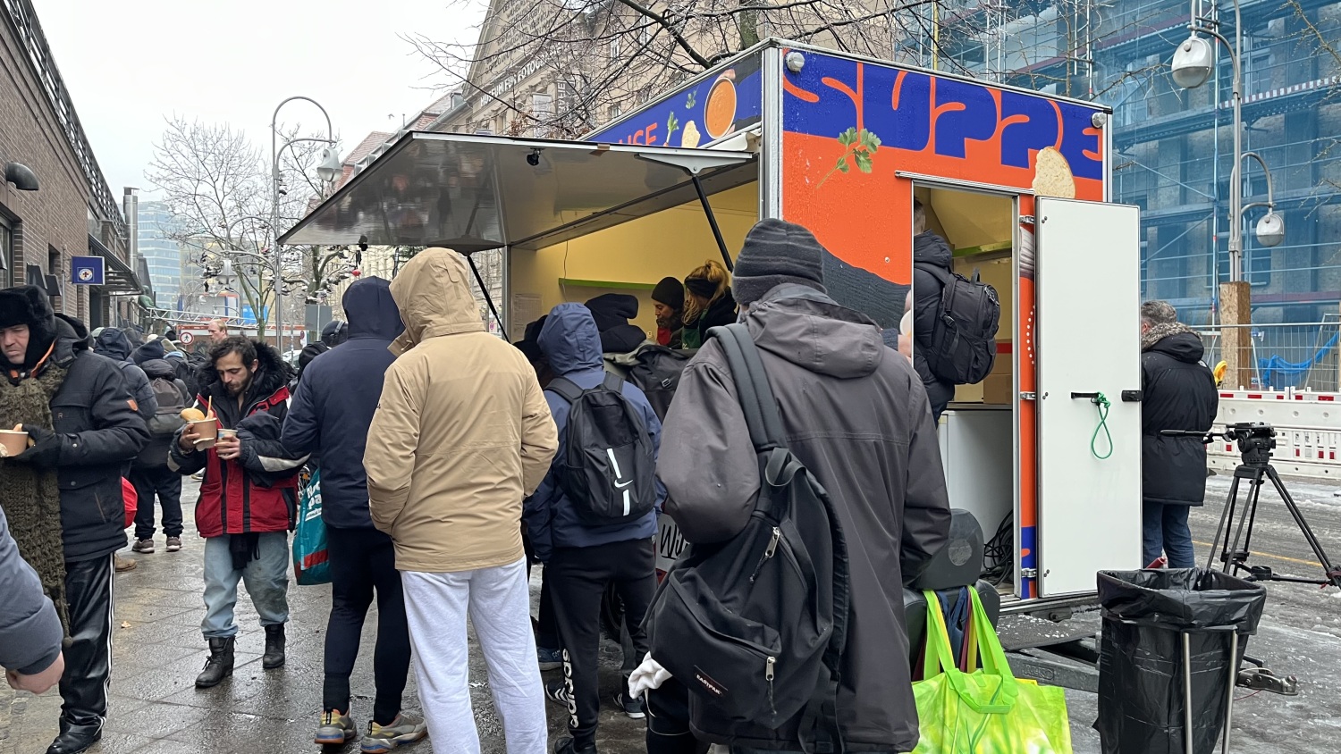"Suppe auf Achse" bei der Bahnhofsmission am Bahnhof Zoo