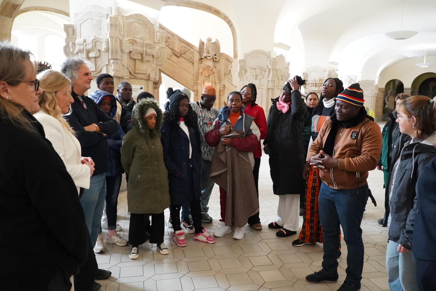 Jugendliche aus Kamerun sind zu Gast im Bezirksamt.