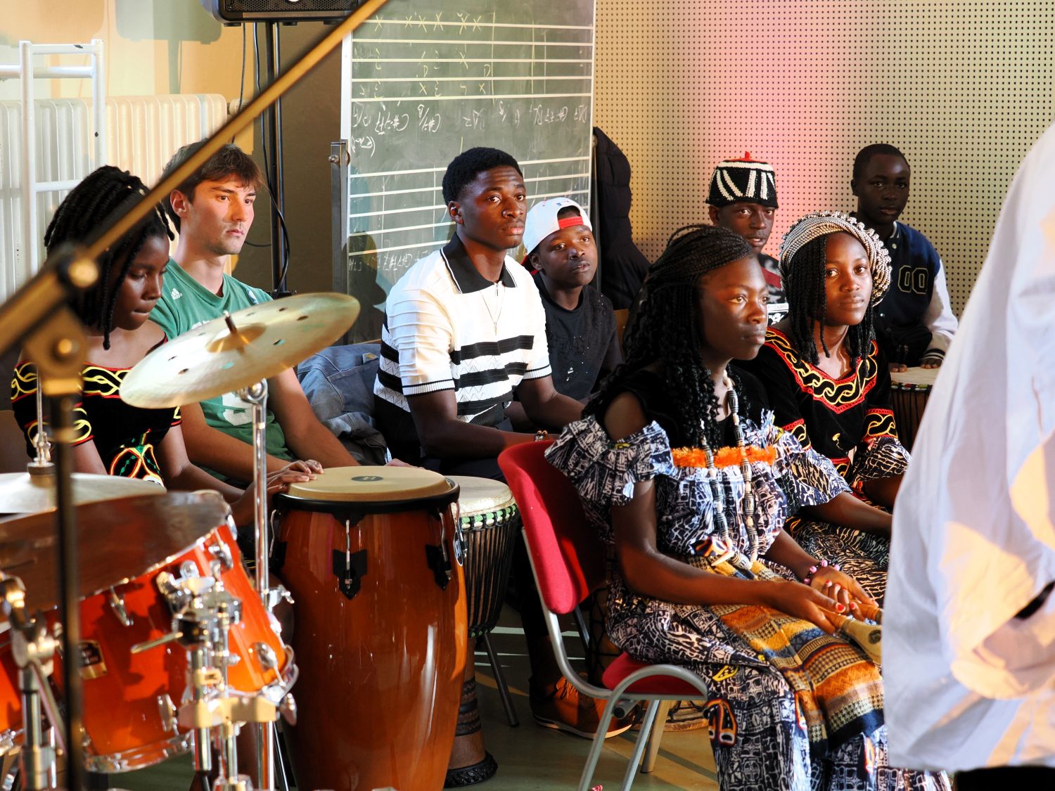 Interkultureller Jugendaustausch Jugendliche aus Bangangté und Charlottenburg-Wilmersdorf proben gemeinsam für ein Konzert.