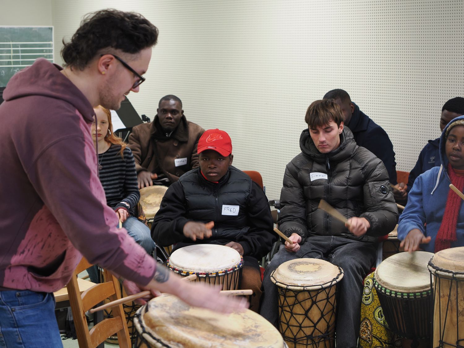 Interkultureller Jugendaustausch Jugendliche aus Bangangté und Charlottenburg-Wilmersdorf proben gemeinsam für ein Konzert.